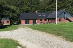 08 Annekset og Skovhuset med flag og terrasse
