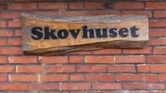 Skovhuset-skilt